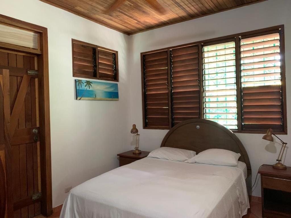 Mal Pais Surf Camp Hotel Playa Santa Teresa  Buitenkant foto