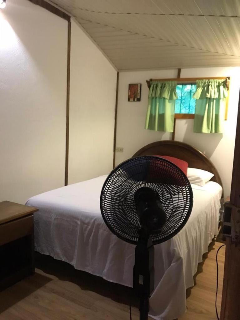 Mal Pais Surf Camp Hotel Playa Santa Teresa  Buitenkant foto