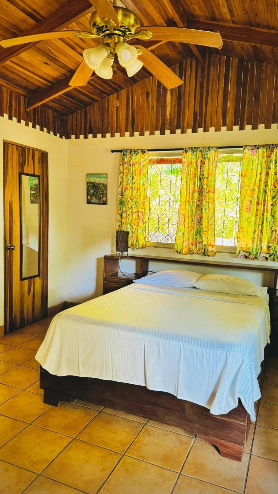 Mal Pais Surf Camp Hotel Playa Santa Teresa  Buitenkant foto